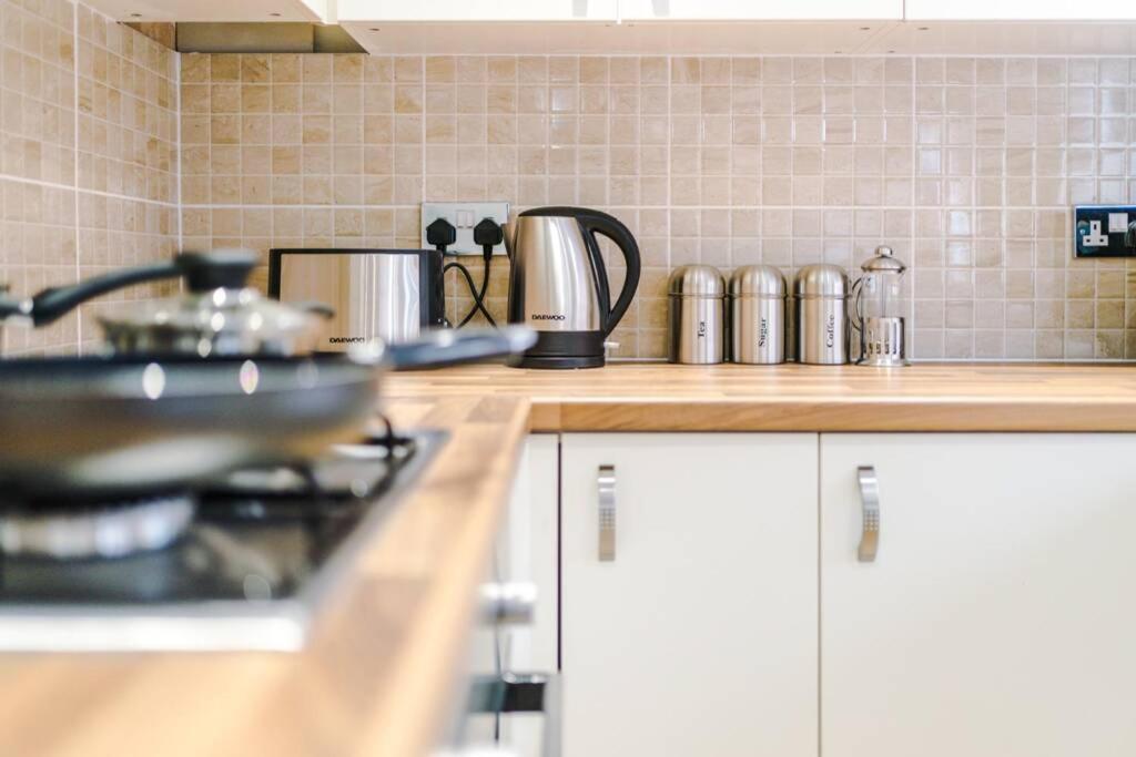 Kharma House - 5 Bed Sleeps 9 Apartment